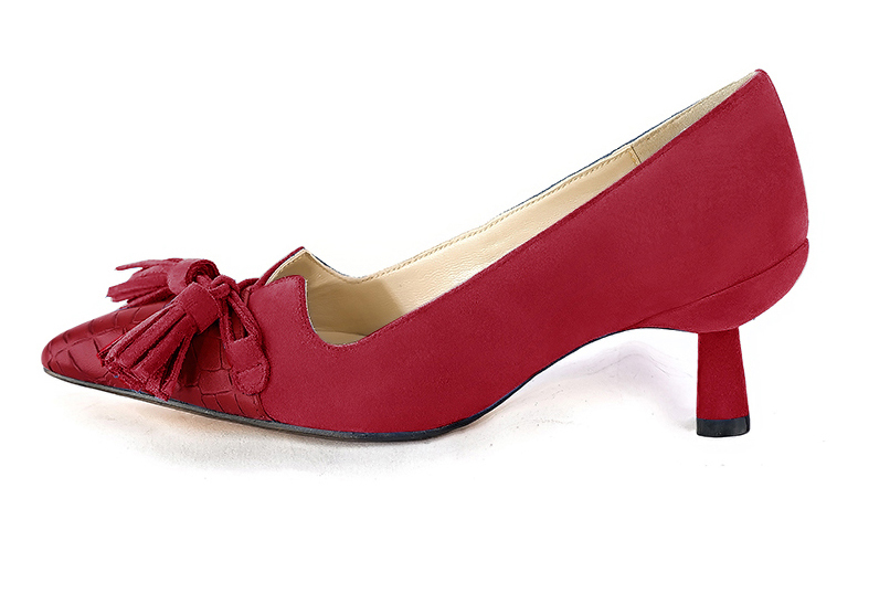 Cardinal red women's dress pumps, with a knot on the front. Tapered toe. Medium spool heels. Profile view - Florence KOOIJMAN